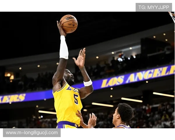 湖人队迎来新援提升阵容实力 詹姆斯与戴维斯搭档仍是争冠关键