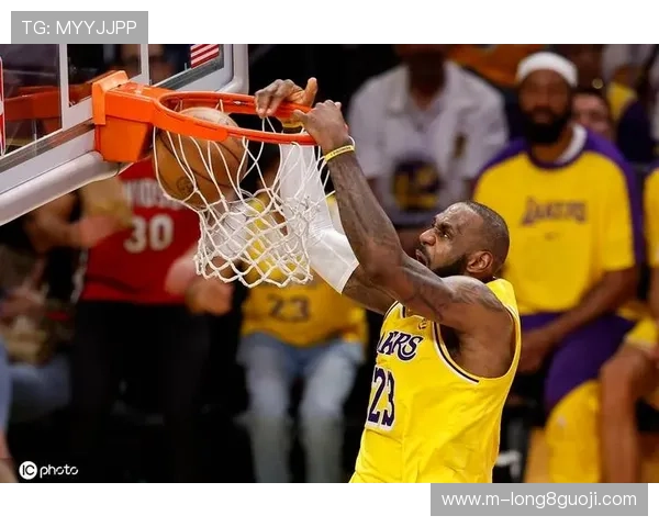 詹姆斯迎来NBA生涯新高 领衔湖人力克勇士重返季后赛